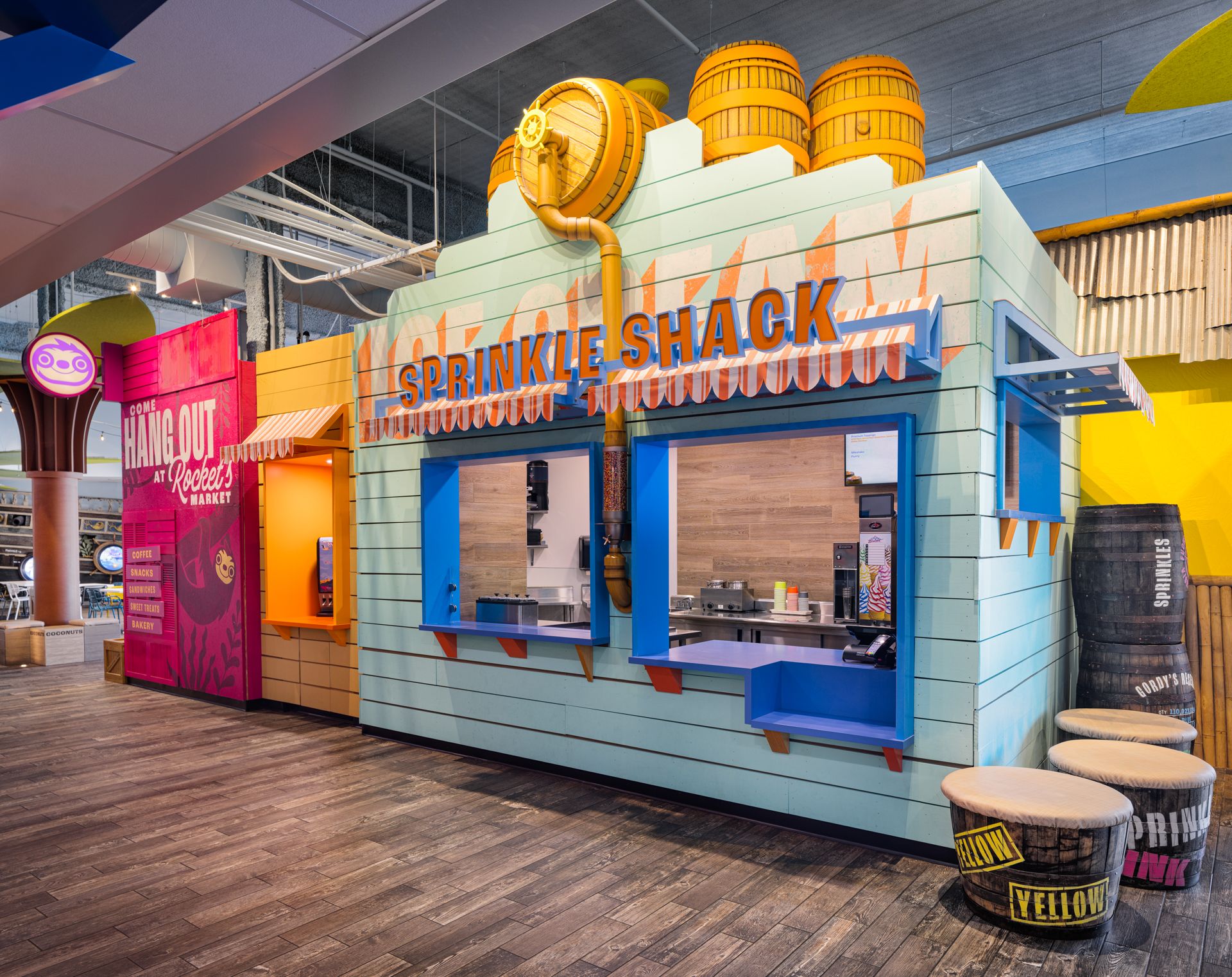 a blurry photo of a clock on a wall