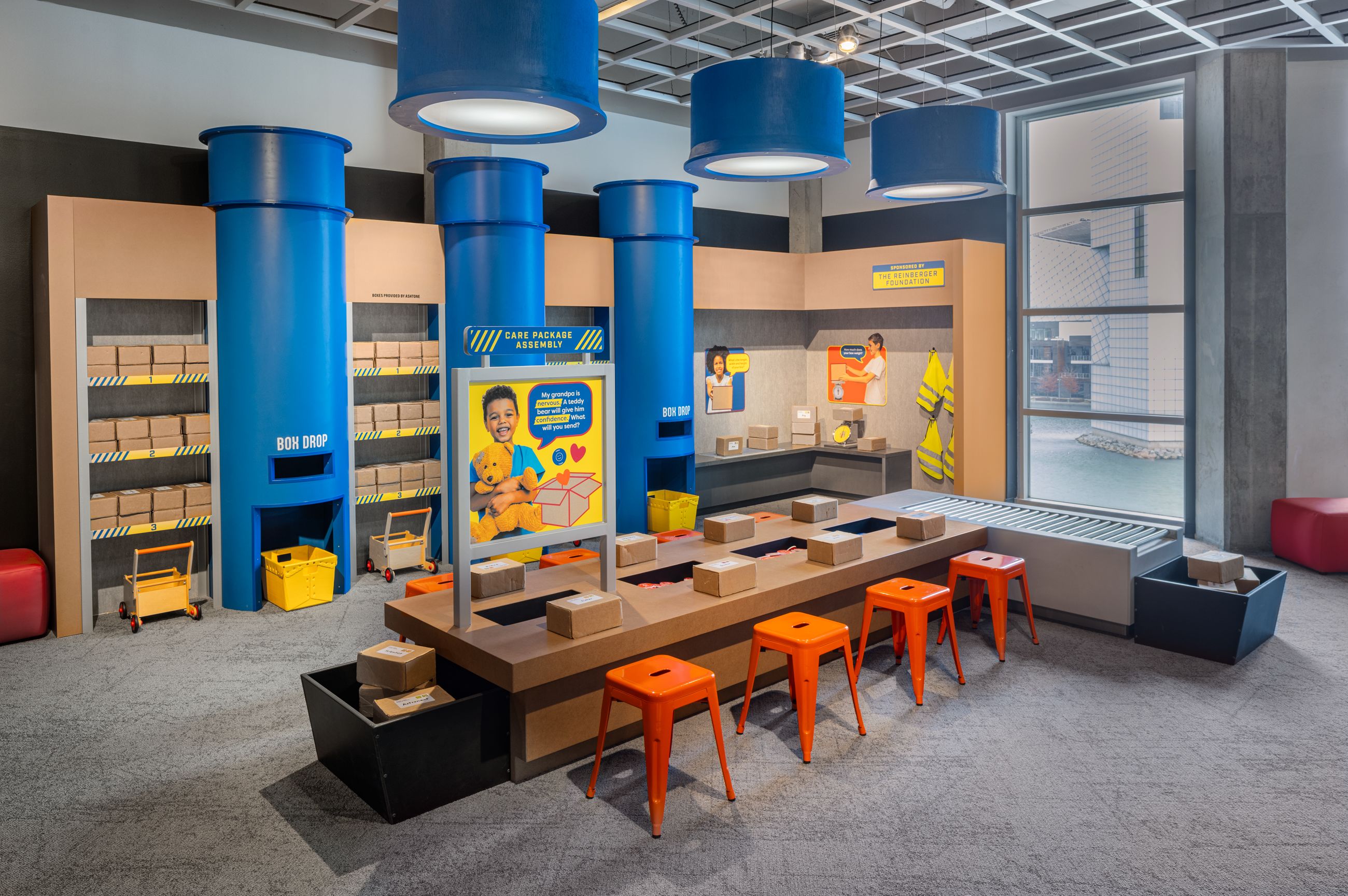 a blurry photo of a clock on a wall